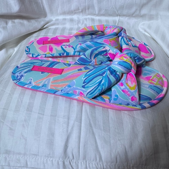 Lilly Pulitzer Women's Sea Glass Aqua
Rainforest Retreat Pool Slipper S/M - Picture 5 of 6